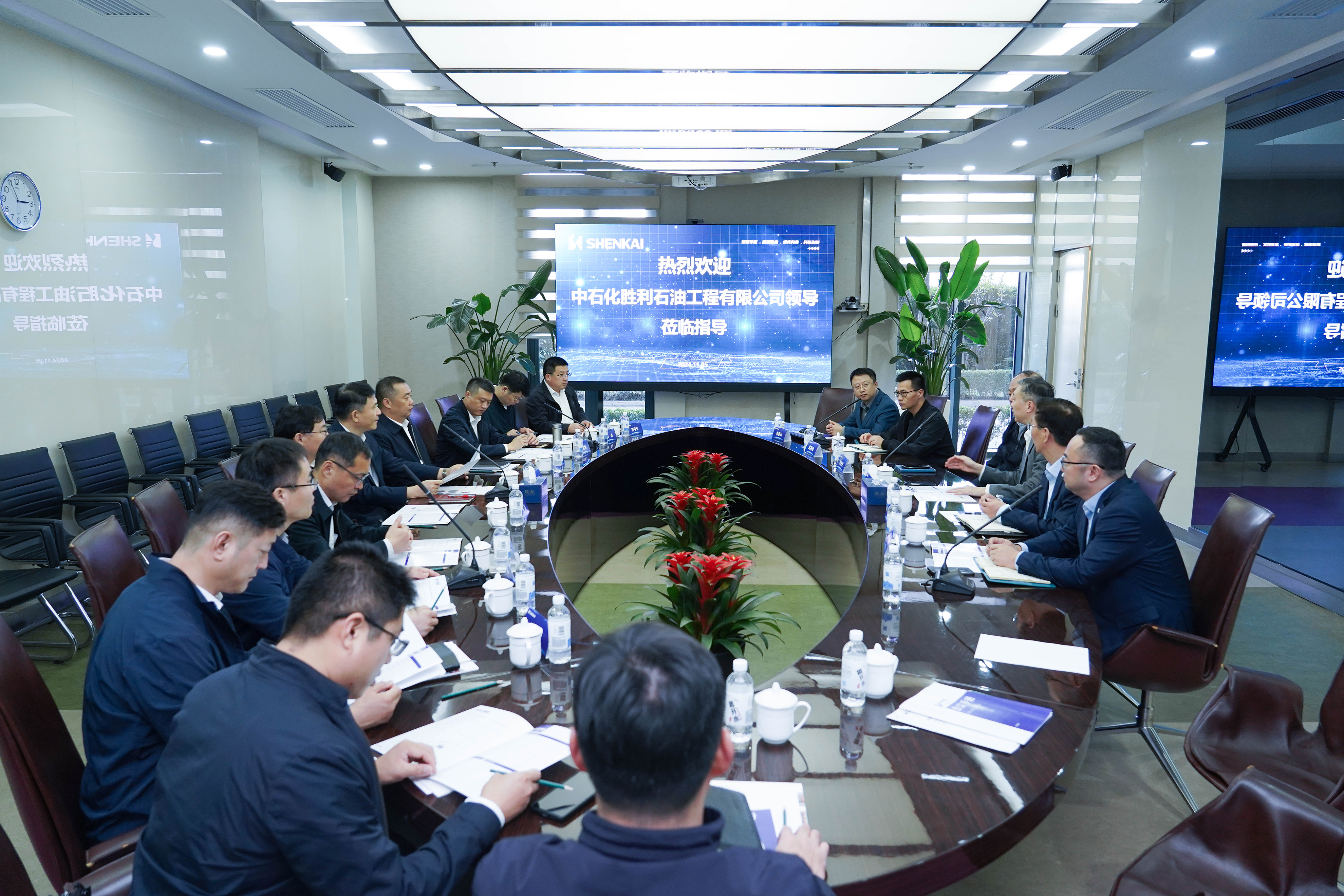 中石化胜利石油工程有限公司领导莅临冰球突破mg参观交流(图1)